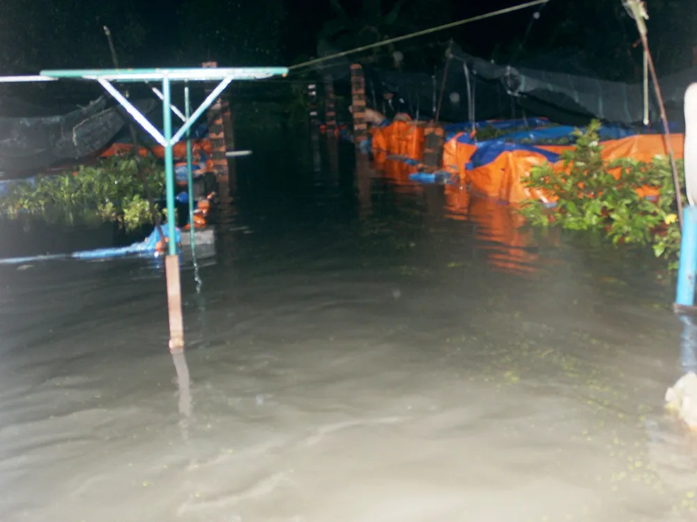 Nước lớn tràn vào khu dân cư nhấn chìm nhiều tài sản.